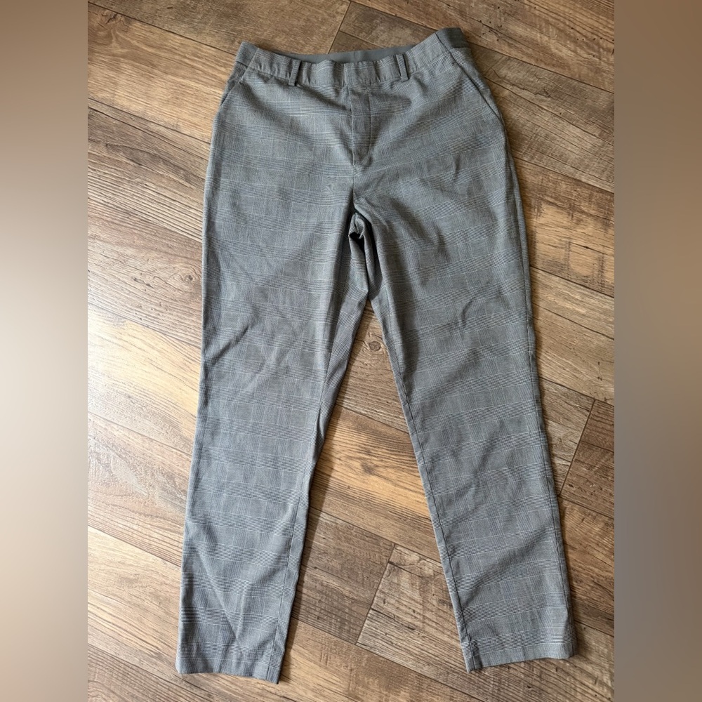 Uniqlo Women’s Grey Plaid Pull On Dress Pants. Size Medium